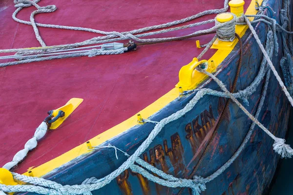 Seile auf Arbeitsboot — Stockfoto
