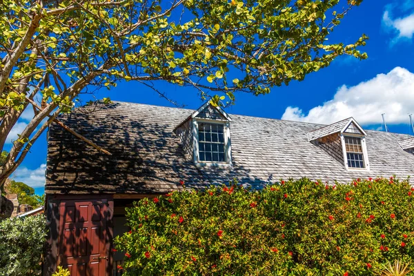 Dormers sul vecchio edificio — Foto Stock