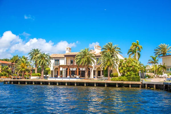 Großes haus in fort lauderdale — Stockfoto