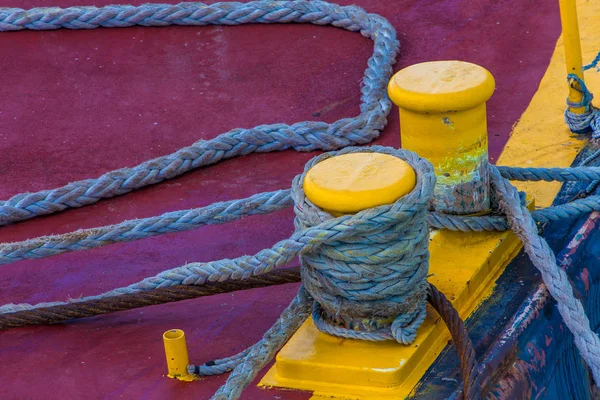 Seile auf Arbeitsboot — Stockfoto