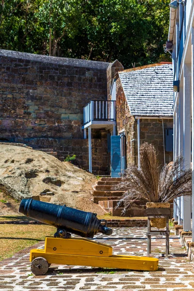 Piccolo cannone sulla passeggiata di pietra — Foto Stock