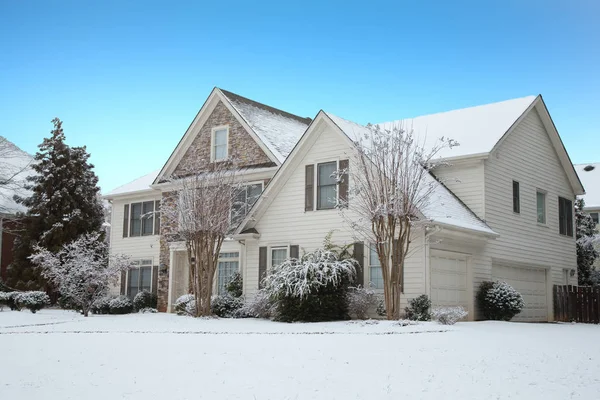 Siding i kamienny dom w śniegu pod niebieski — Zdjęcie stockowe