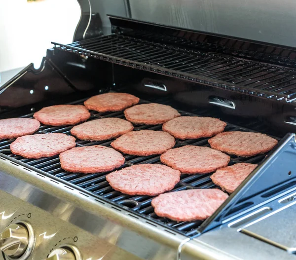 Mrożone hamburgery grillowanie — Zdjęcie stockowe