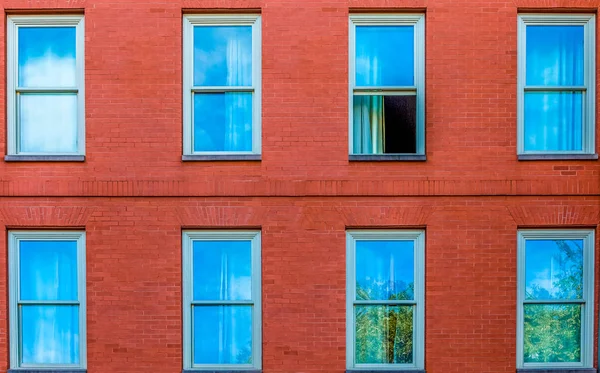 Une fenêtre ouverte dans le mur de briques — Photo