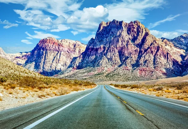 Road Toward Mountains in Desert — Stock Photo, Image