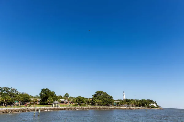 Побережье острова Сент-Симонс с маяком — стоковое фото