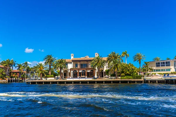 Duży dom w Fort Lauderdale — Zdjęcie stockowe