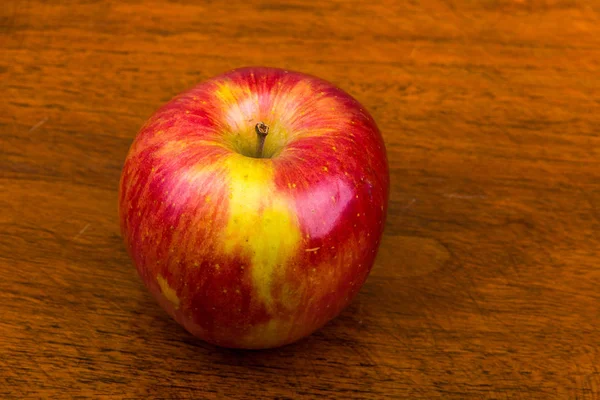 Яблоко на столе — стоковое фото