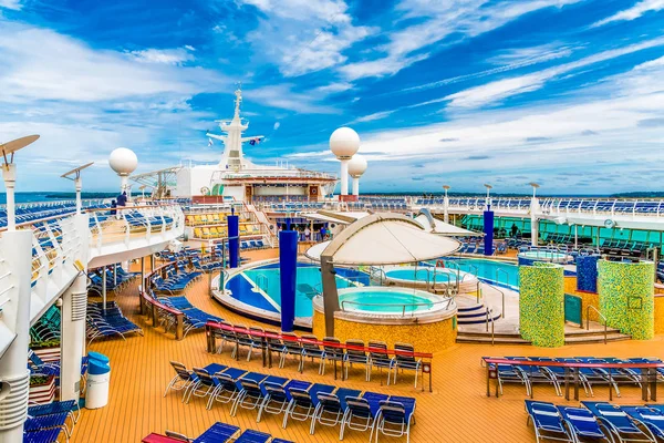 Tubos calientes vacíos en la cubierta del barco de crucero — Foto de Stock