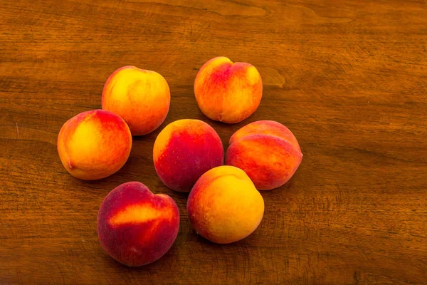 Peaches on a Wood Table — Stock Photo, Image
