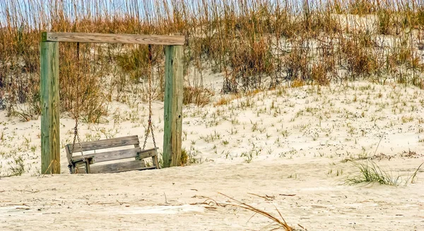 Trä swing på stranden — Stockfoto