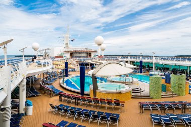 Cruise gemi güverte üzerinde boş Sıcak Küvetler