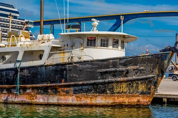 Rusty Old Black Boat — Stock Photo, Image