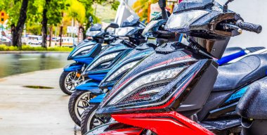 Kırmızı ve mavi spor motosiklet yağmurda Cowlings