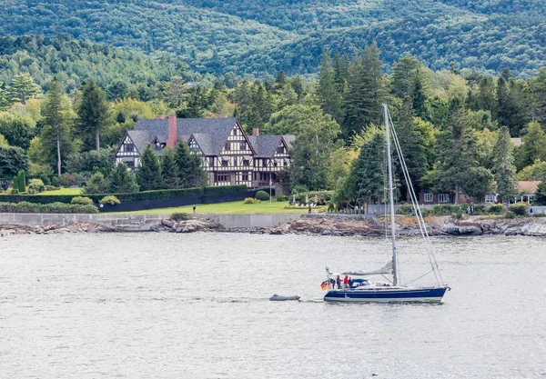 Zeilboot autorijden verleden Tudor Mansion — Stockfoto