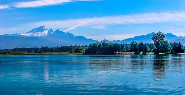 Mount Baker na modré jezero — Stock fotografie