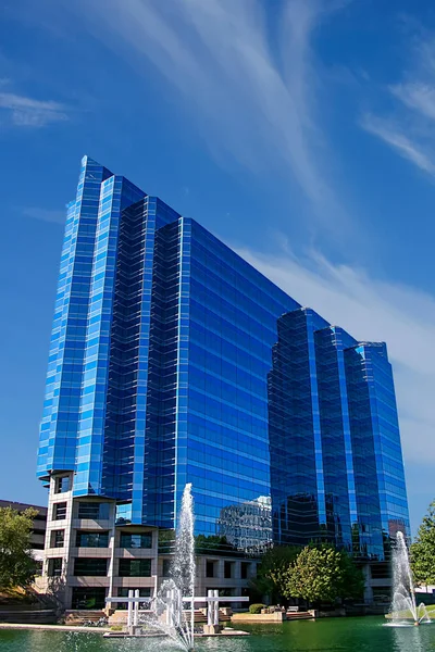 Edifício de vidro azul no lago — Fotografia de Stock