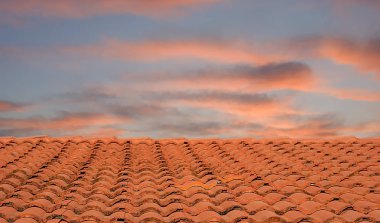 Turuncu turuncu gökyüzü Fayanslarda