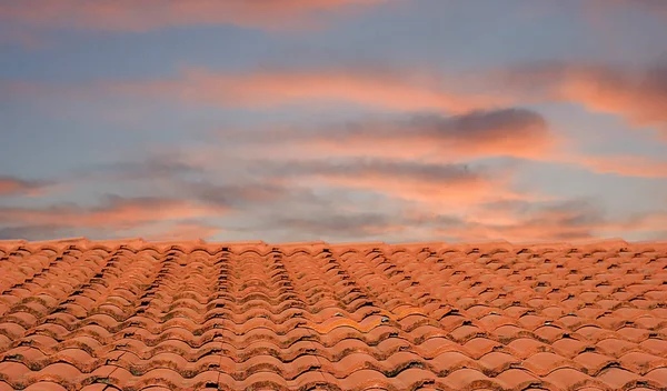 Oranje tegels op Orange Sky — Stockfoto