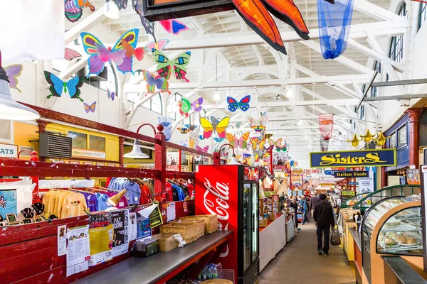 Souvenirs en el mercado de la ciudad —  Fotos de Stock