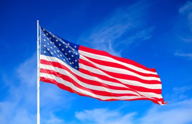 Amerikan bayrağı ve bulutlar