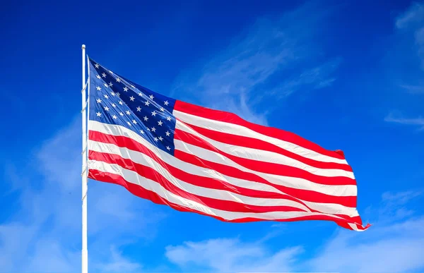 Amerikaanse vlag en wolken — Stockfoto