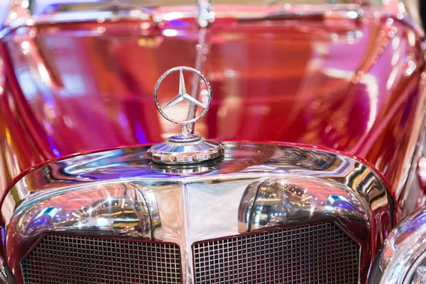 Mercedes Hood Ornamento — Fotografia de Stock