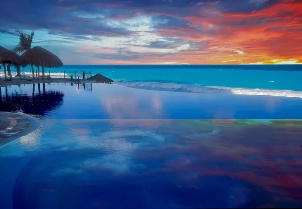 Nubes reflejadas en la piscina azul — Foto de Stock