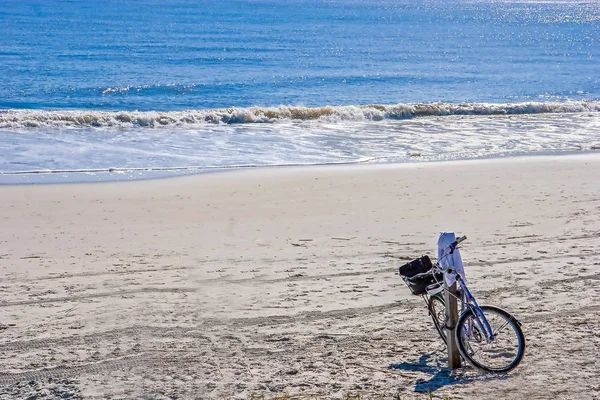 Rower na pusta plaża — Zdjęcie stockowe