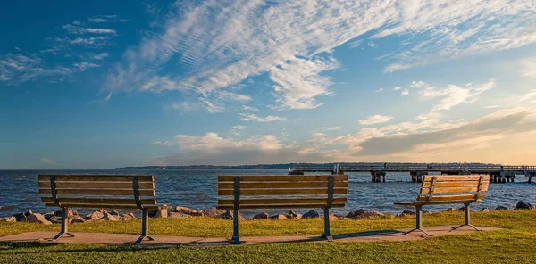 Panchine vuote al mare — Foto Stock