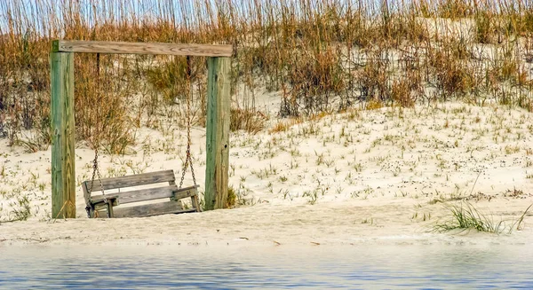 Balanço de madeira na praia — Fotografia de Stock
