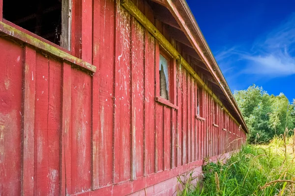 Lato del vecchio fienile rosso — Foto Stock