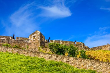 Fort duvarda üç topları