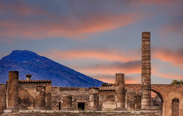 Pompeji och Vesuvius i skymningen — Stockfoto