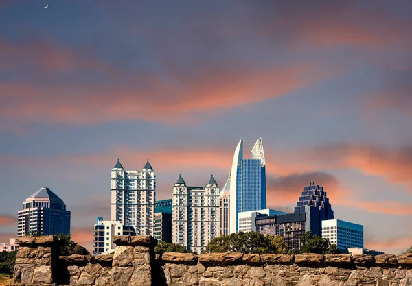 De Skyline van de stad langs de stenen muur — Stockfoto