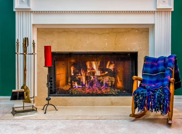 椅子と暖炉 — ストック写真