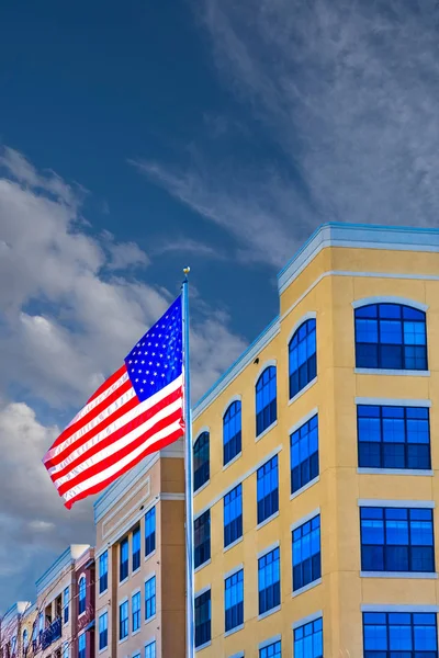 Żółty mieszkanie i Flaga Amerykańska — Zdjęcie stockowe