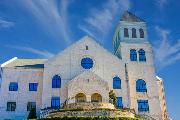 Iglesia de ladrillo blanco en azul — Foto de Stock