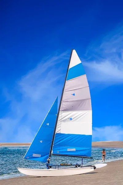 Veleiro Azul e Branco — Fotografia de Stock