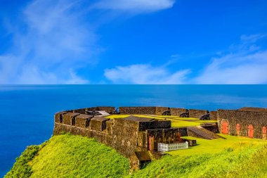 Eski kalesine puslu deniz üzerinde