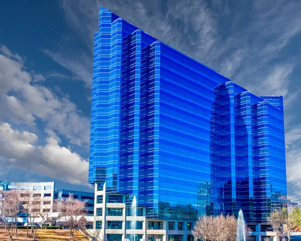 Edifício azul brilhante — Fotografia de Stock