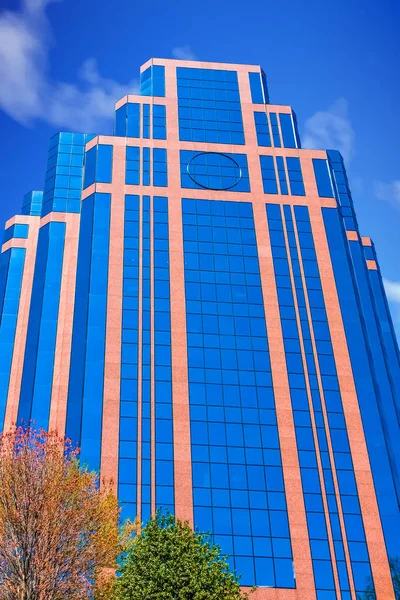 Tijolo e edifício azul no céu azul — Fotografia de Stock