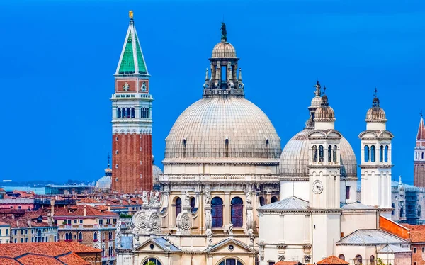 Cupole e campanili della chiesa — Foto Stock