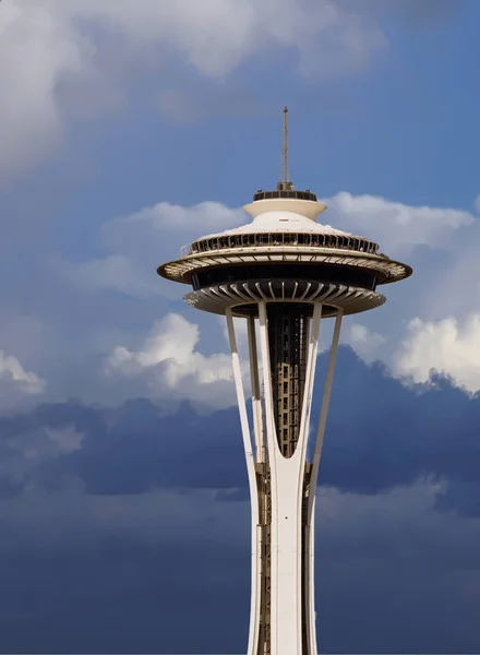 Space Needle bulutların — Stok fotoğraf