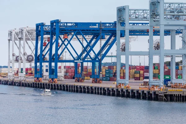 Hromádky nákladní v bostonském přístavu — Stock fotografie