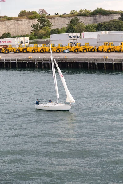 Pareja jubilada navegando Puerto pasado —  Fotos de Stock