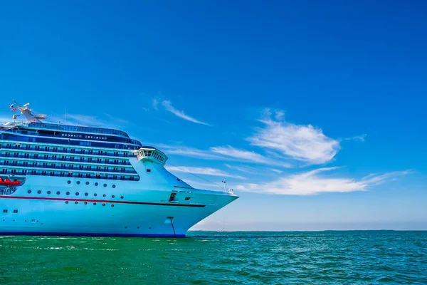 Navio de cruzeiro de luxo ancorado em água verde — Fotografia de Stock