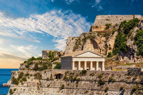 Griechischer Tempel an der Küste — Stockfoto