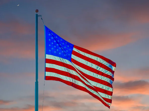 Alacakaranlıkta Amerikan bayrak direği — Stok fotoğraf
