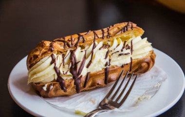 Çikolatalı krema dolgulu Eclair